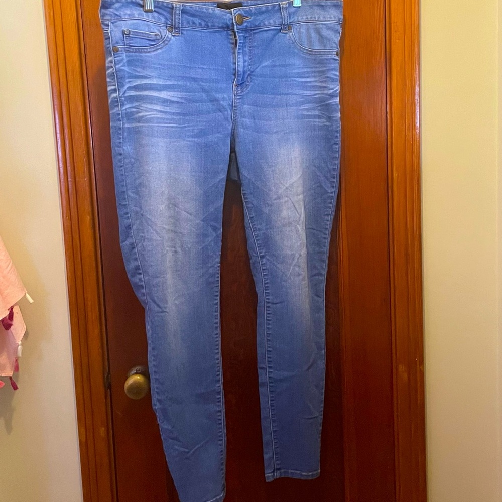 Celebrity Pink light wash skinny Jean size 18